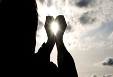 雷速体育官网：运动汇丨春节出行防晕小妙招：按摩三个穴位2025-01-27.